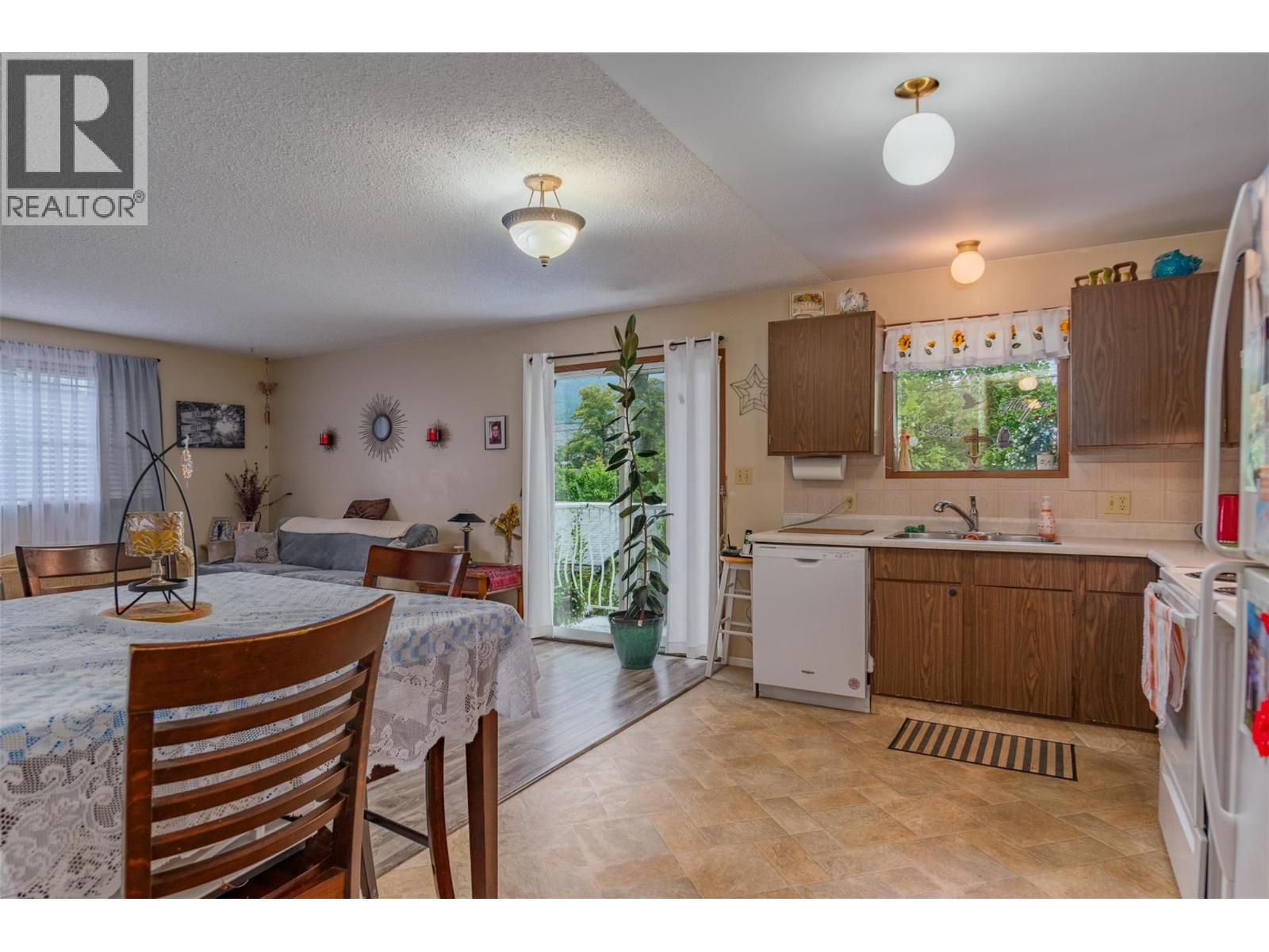 108 Colley Street, Warfield, British Columbia  V1R 2M2 - Photo 6 - 10359680