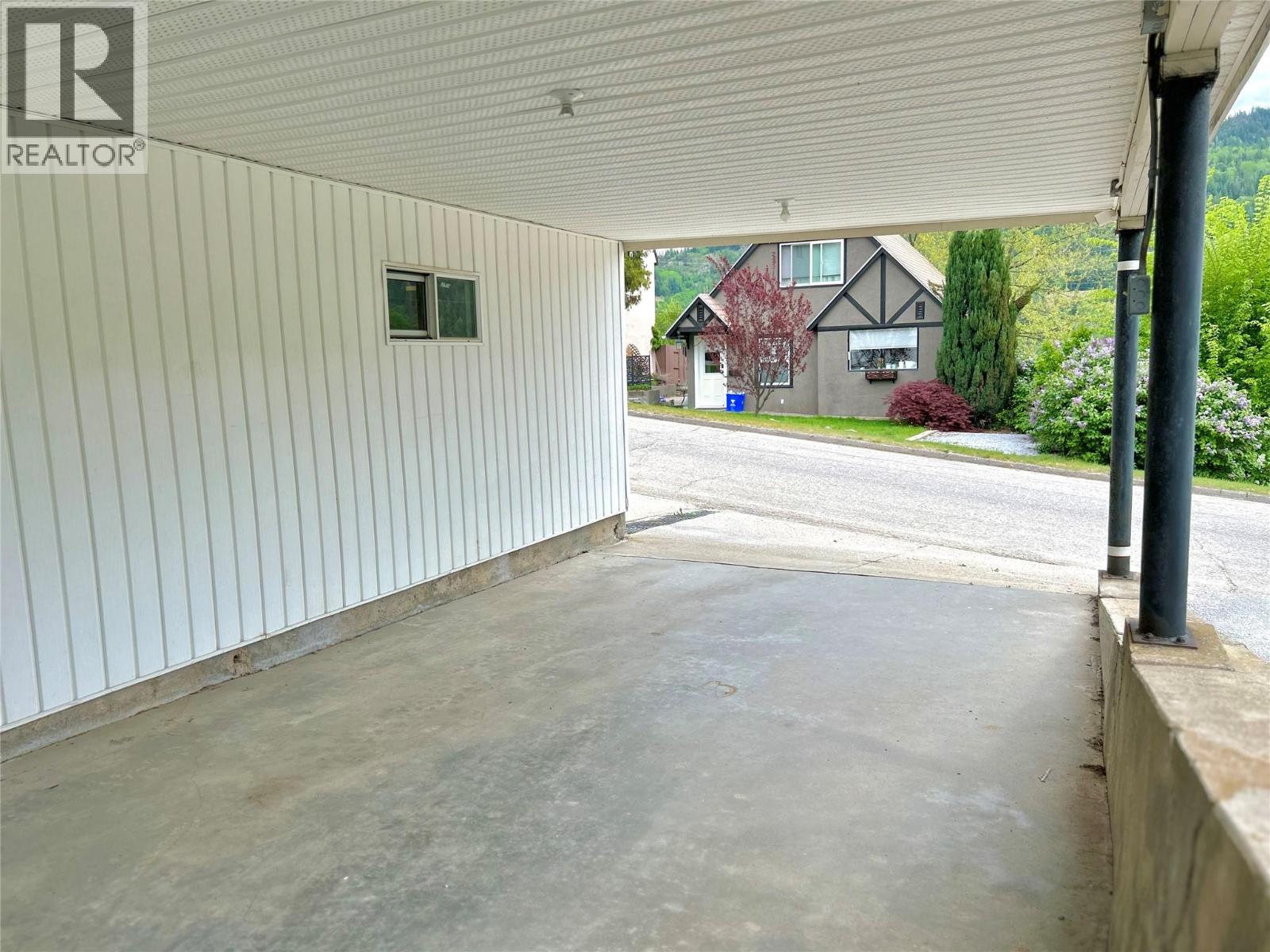 715 Shakespeare Street, Warfield, British Columbia  V1R 2B3 - Photo 2 - 10360108