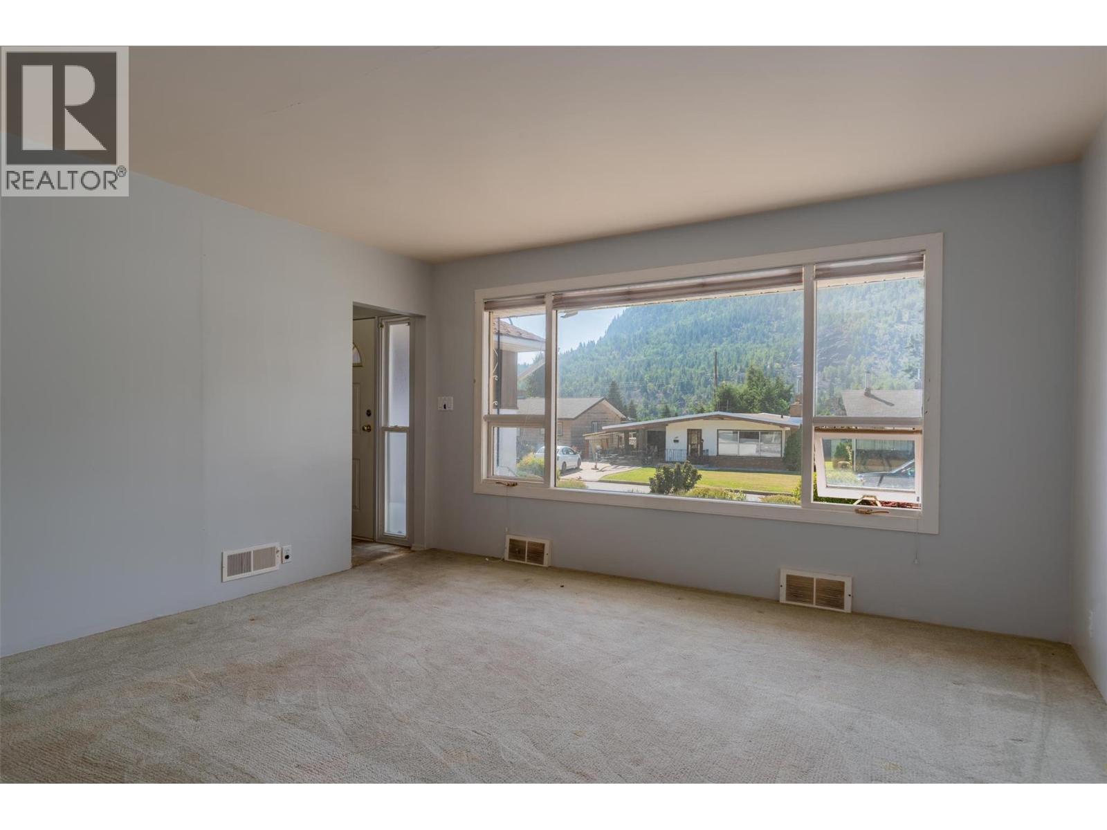 3485 Marigold Drive, Trail, British Columbia  V1R 2X7 - Photo 5 - 10360552