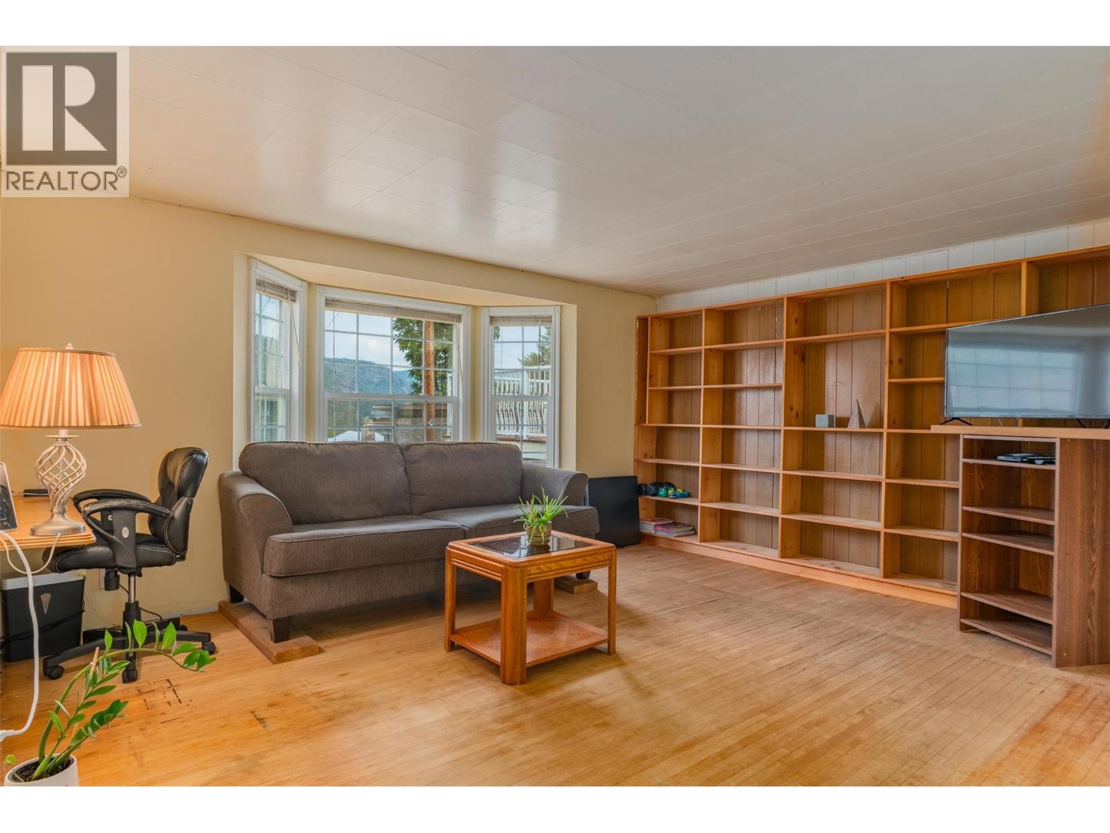 562 Spokane Street, Trail, British Columbia  V1R 3V8 - Photo 3 - 10361181